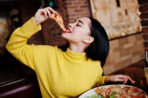 اكل بيتزا في المنام للعزباء