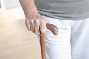 الاتكاء على العصا في المنام