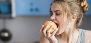 اكل تفاح في المنام للمتزوجة