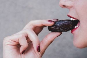اكل تمرة واحدة في المنام للعزباء