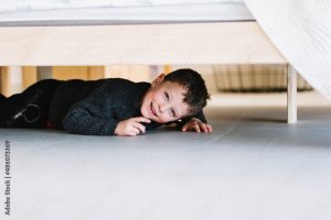 الاختباء تحت السرير في المنام