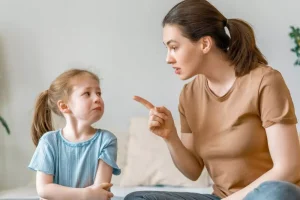 الام تضرب ابنتها في المنام