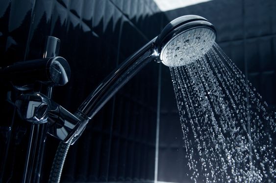 الاستحمام بالماء البارد في المنام للعزباء