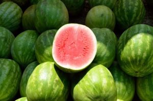 البطيخ الأخضر في المنام للعزباء