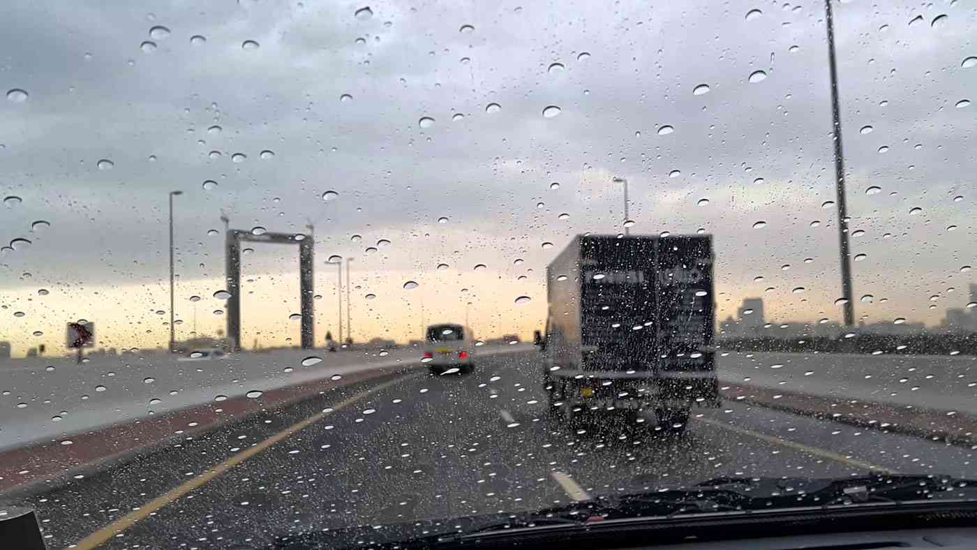 الامطار الغزيرة في المنام للعزباء