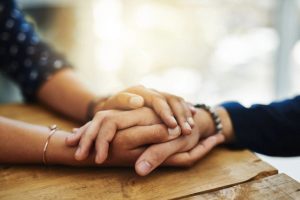 الامساك بيد شخص في المنام