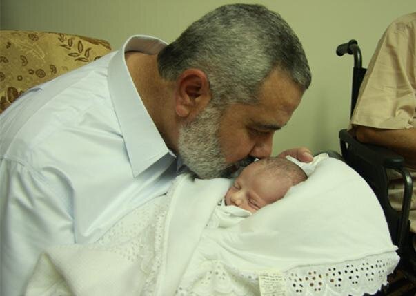 الاذان في اذن المولود في المنام