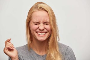 البكاء والضحك في نفس الوقت في المنام
