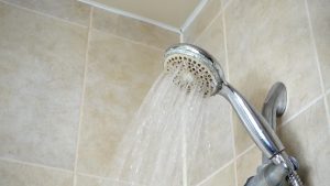 الاستحمام مع الميت في المنام