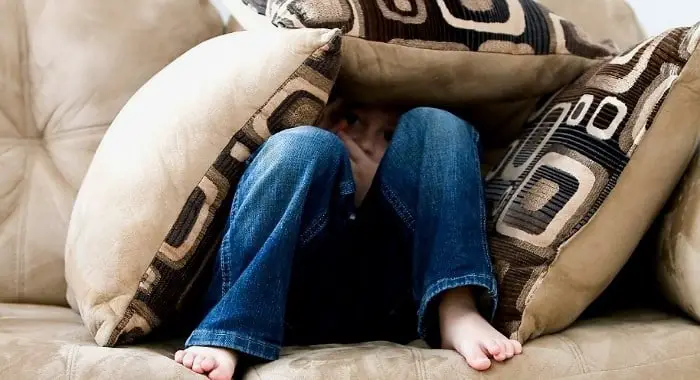 الاختباء من شخص في المنام