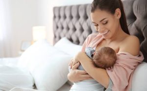 الحلم بارضاع طفلة للعزباء