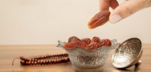الحلم بأكل التمر للعزباء